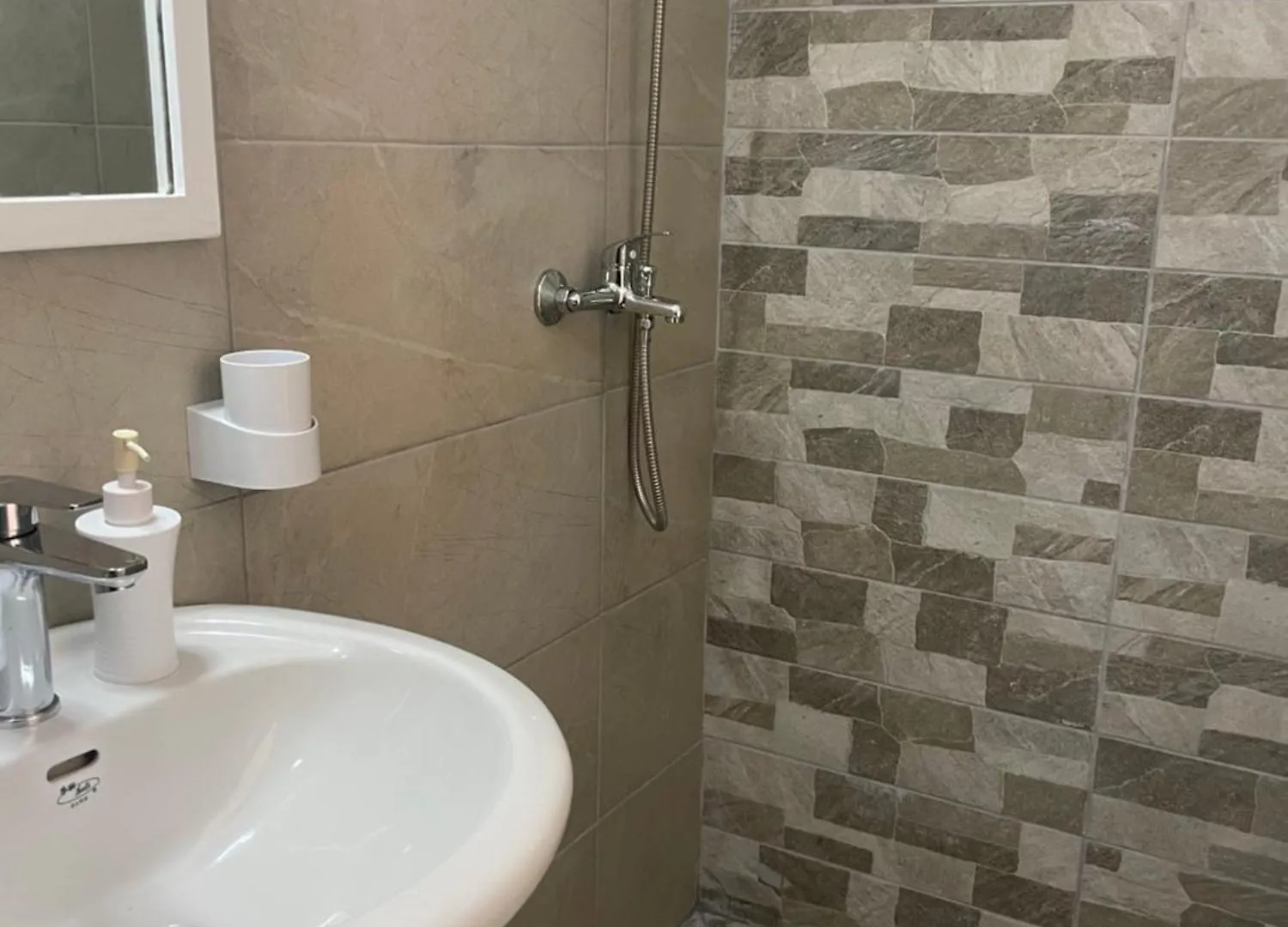 White Studios Himare Aparthotel