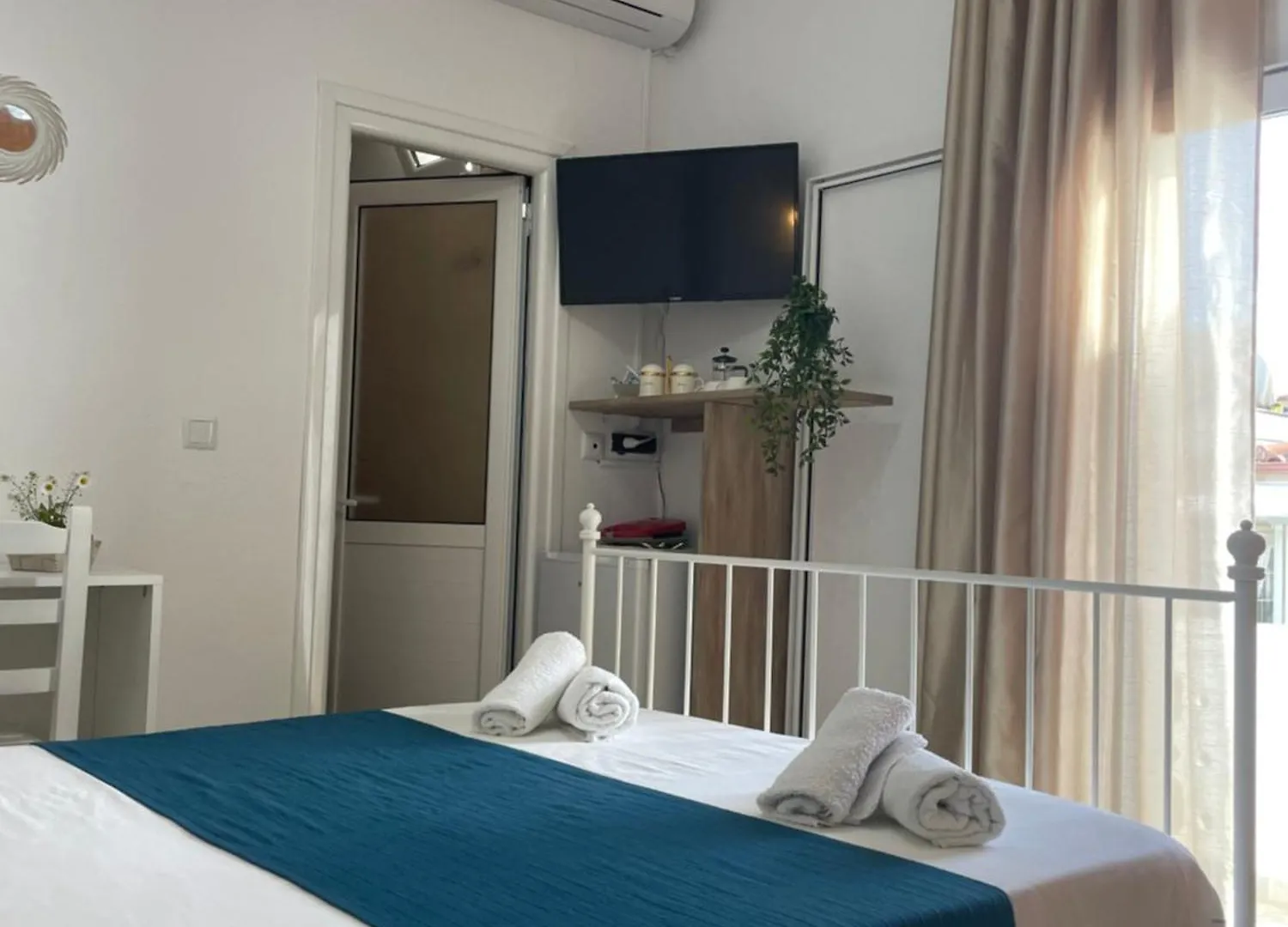 White Studios Himare Aparthotel