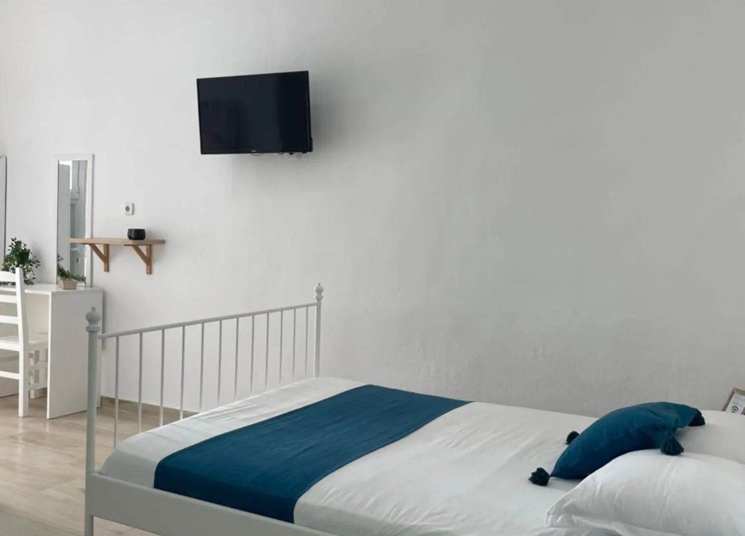 White Studios Himare 0*,  Albania