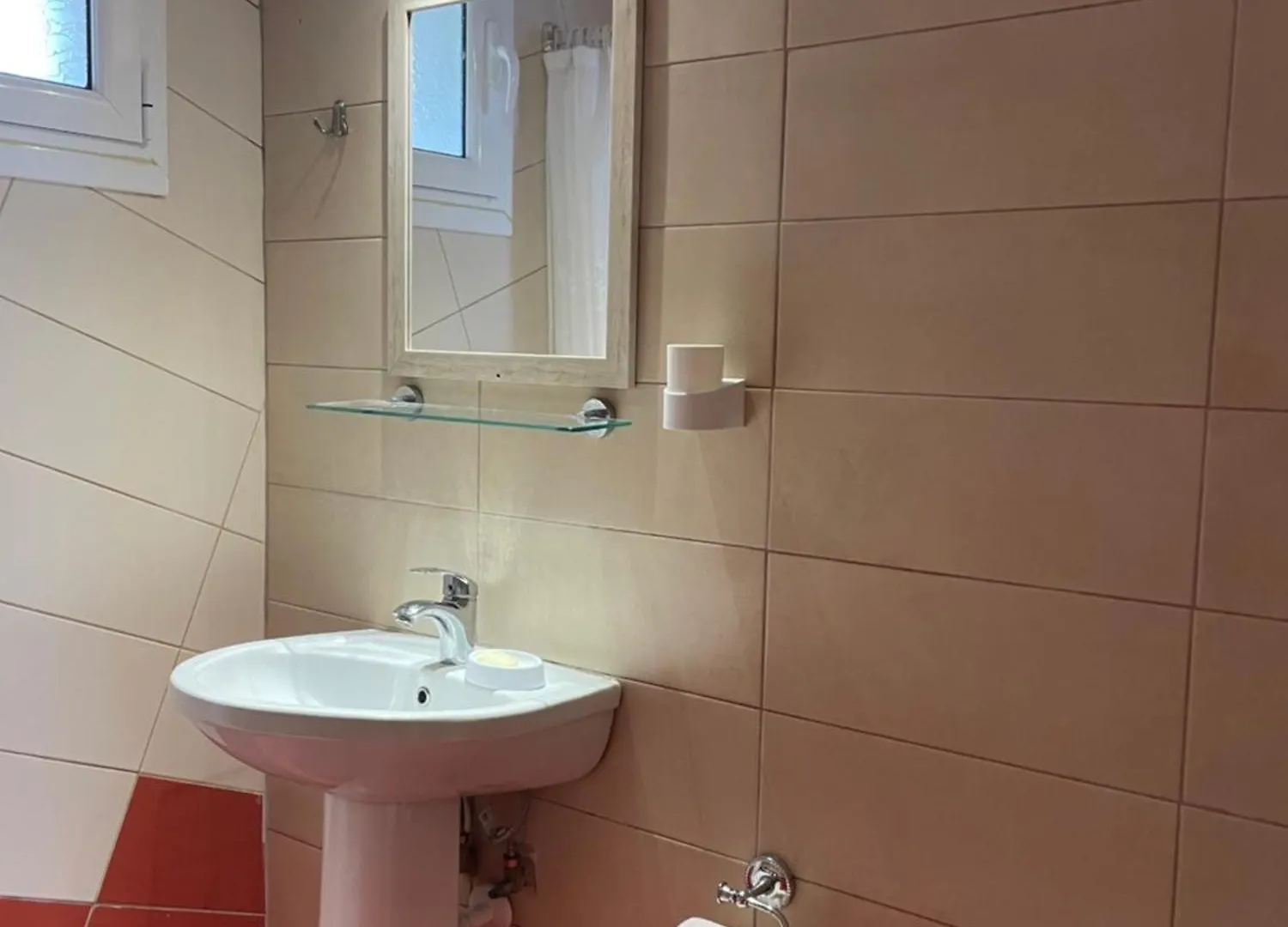 White Studios Himare 0*,